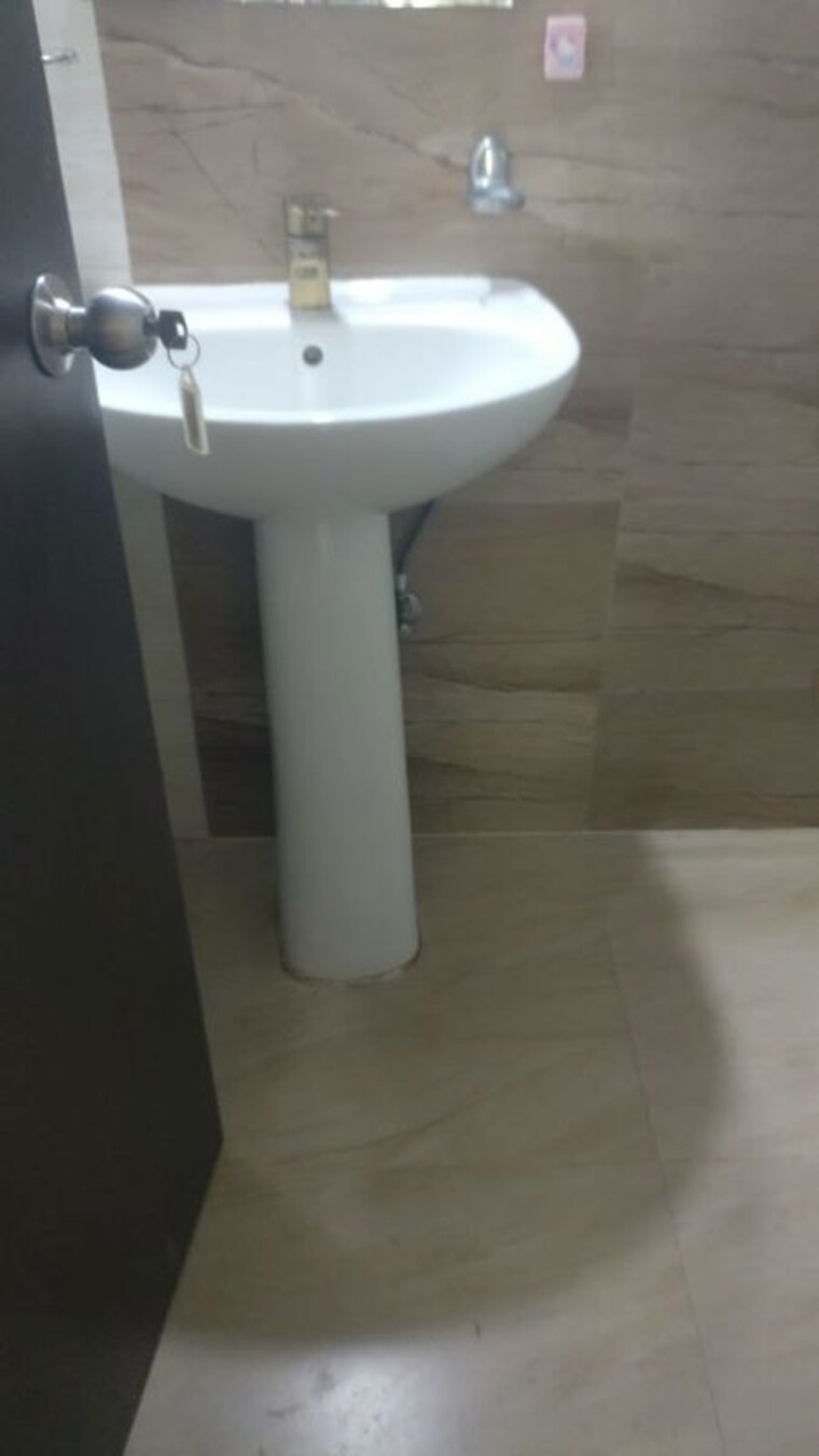 Bathroom, vile parle east 2 Bedroom 665 Sq.Ft. Builder Floor In Vile Parle East Mumbai 9710466