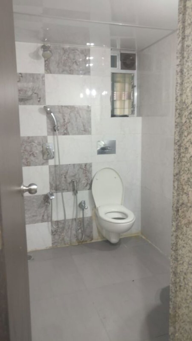 Bathroom, vile parle east 2 Bedroom 684 Sq.Ft. Builder Floor In Vile Parle East Mumbai 9710482