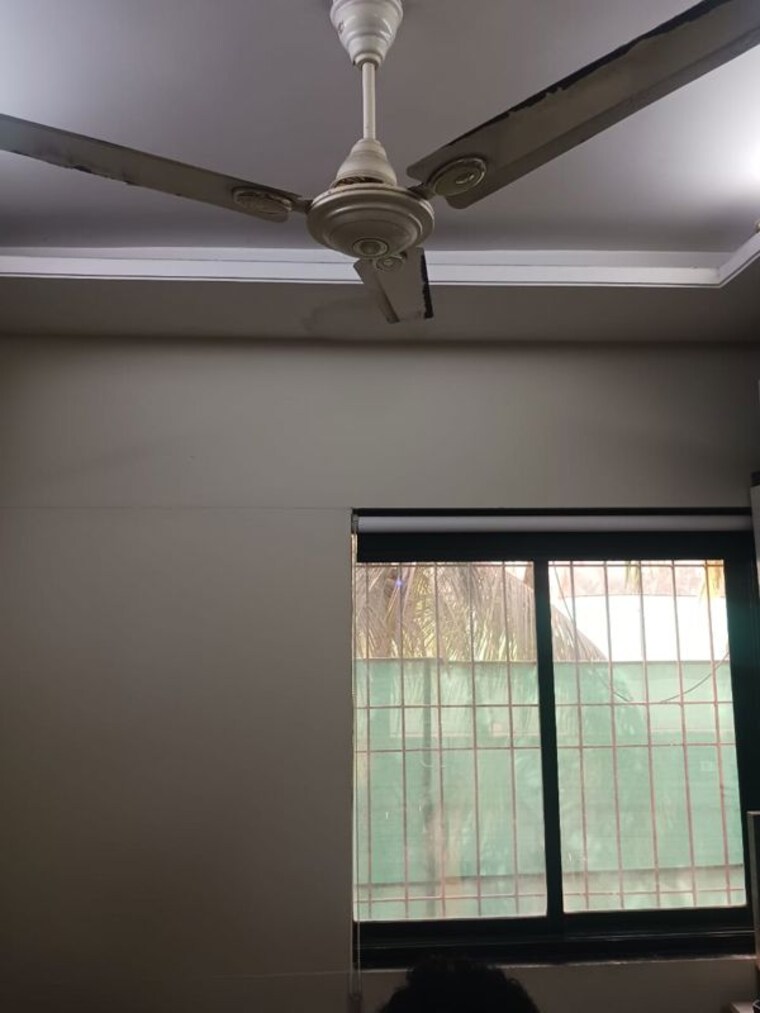 Room, mulund west Commercial Office Space 300 Sq.Ft. In Mulund West Mumbai 9710446