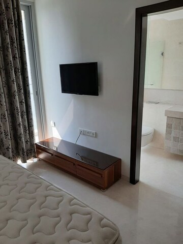 Room in 3 BHK Apartment at Oberoi Realty Exquisite, Goregaon East – for Rent