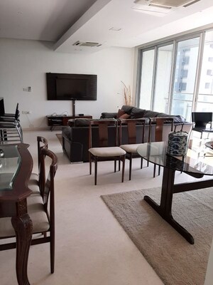 Room in 3 BHK Apartment at Oberoi Realty Exquisite, Goregaon East – for Rent