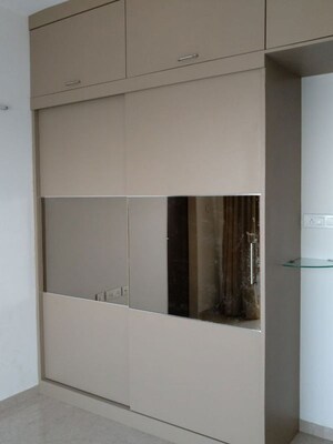 Room in 2 BHK Apartment at JP Decks, Goregaon East – for Rent