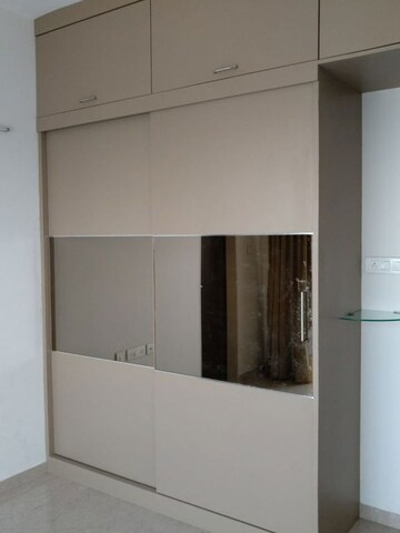 Room in 2 BHK Apartment at JP Decks, Goregaon East – for Rent