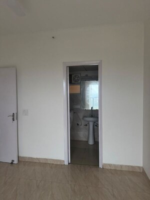 Room in 2 BHK Apartment at Gaur Yamuna City 16th Park View, Gaur Yamuna City – for Rent