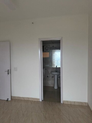 Room in 2 BHK Apartment at Gaur Yamuna City 16th Park View, Gaur Yamuna City – for Rent