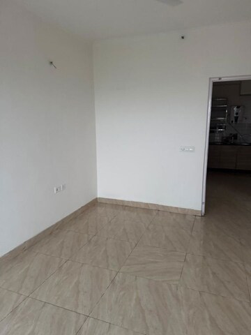 Room in 2 BHK Apartment at Gaur Yamuna City 16th Park View, Gaur Yamuna City – for Rent