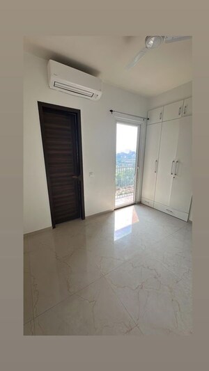 Room in 3 BHK Apartment at Smart World Orchard, Sector 61 – for Rent