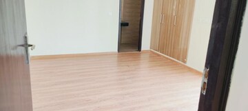 Room in 3 BHK Apartment at Amrapali Crystal Homes, Sector 76 – for Rent