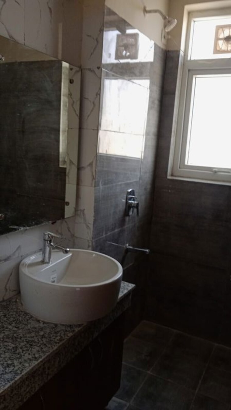 Bathroom, umang-winter-hills 3.5 Bedroom 2077 Sq.Ft. Apartment In Sector 77 Gurgaon 9714678