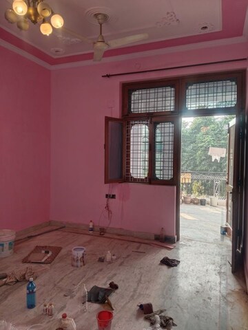 Room in 2.5 BHK Builder Floor at Sector 37 – for Rent