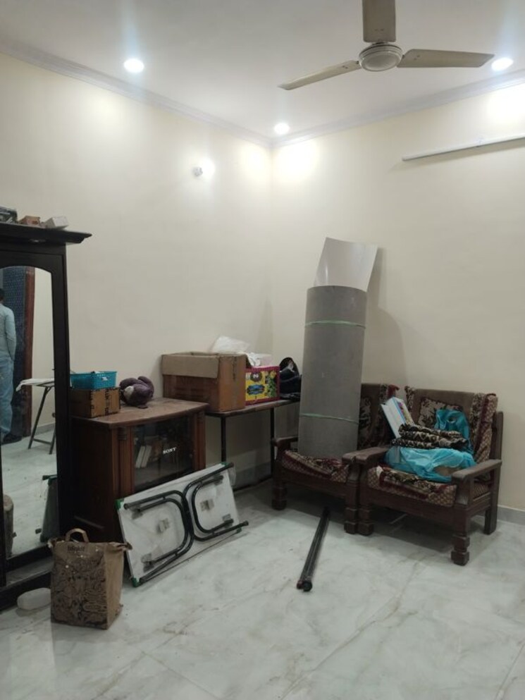 Room, sector 37 2.5 Bedroom 1800 Sq.Ft. Builder Floor In Sector 37 Faridabad 9658245