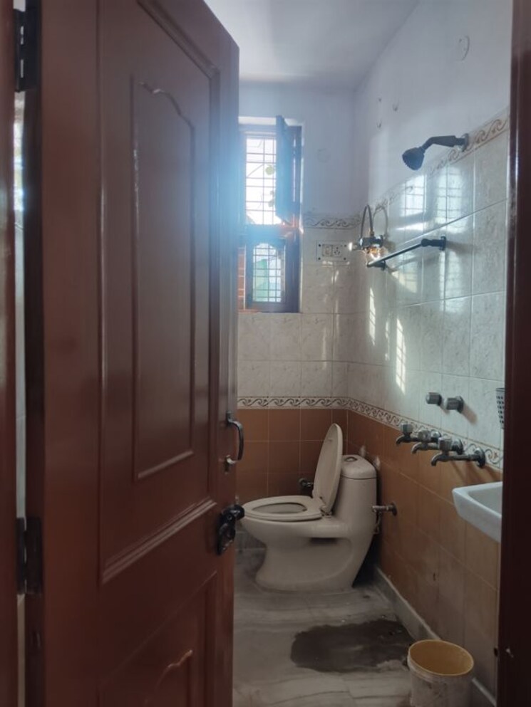 Attached Bathroom, sector 37 2.5 Bedroom 1800 Sq.Ft. Builder Floor In Sector 37 Faridabad 9658245