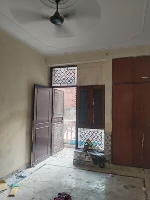 Room in 1 BHK Builder Floor at Sector 37 – for Rent
