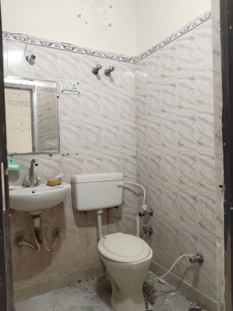 Bathroom, sector 37 1 Bedroom 1050 Sq.Ft. Builder Floor In Sector 37 Faridabad 9620339