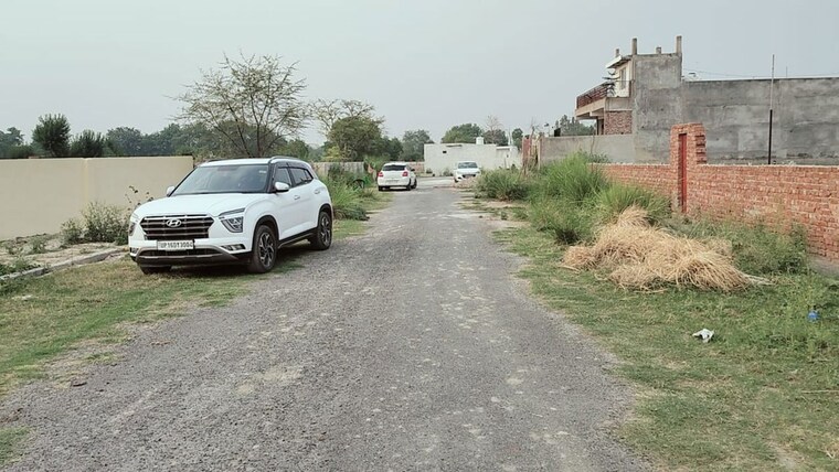  Parking, sector 20 yamuna expressway  350 Sq.Mt. Plot In Sector 20 Yamuna Expressway Greater Noida 9436930