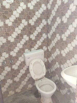 Bathroom in 3.5 BHK Builder Floor at Jadhunath Enclave, Sector 29 – for Rent