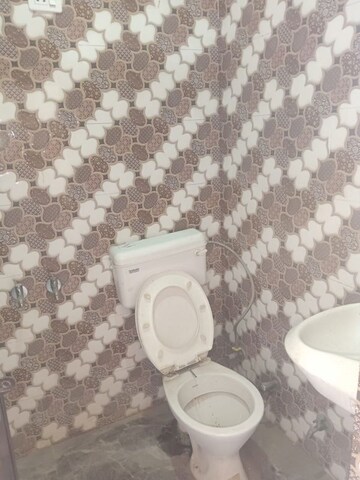 Bathroom in 3.5 BHK Builder Floor at Jadhunath Enclave, Sector 29 – for Rent