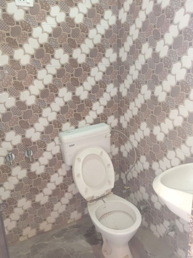 Bathroom, jadhunath-enclave 3.5 Bedroom 350 Sq.Ft. Builder Floor In Sector 29 Faridabad 9715271