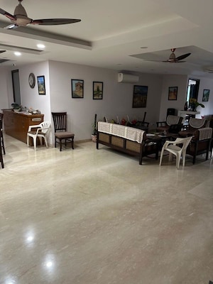 Room in 4 BHK Builder Floor at Palam Vihar – for Rent