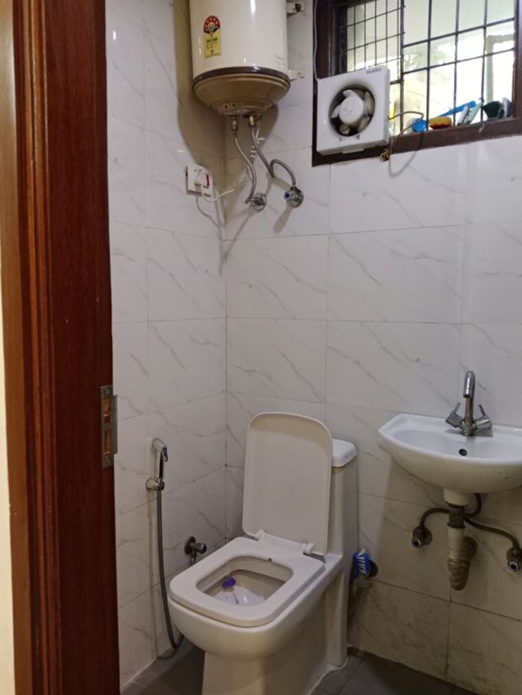 Attached Bathroom, malviya nagar 1 RK 250 Sq.Ft. Builder Floor In Malviya Nagar Delhi 9714539