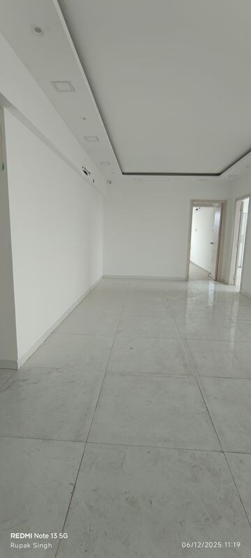 Room in 5 BHK Apartment at Oberoi Springs, Andheri West – for Sale