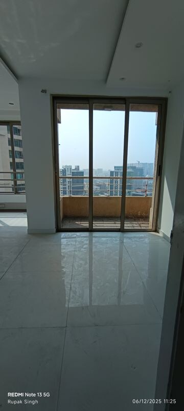 Room in 5 BHK Apartment at Oberoi Springs, Andheri West – for Sale