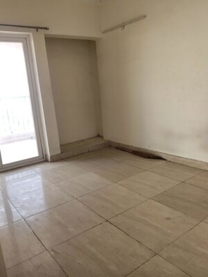 Room in 3 BHK Apartment at Gaur City 2 - 14th Avenue, Sector 16c Greater Noida – for Rent