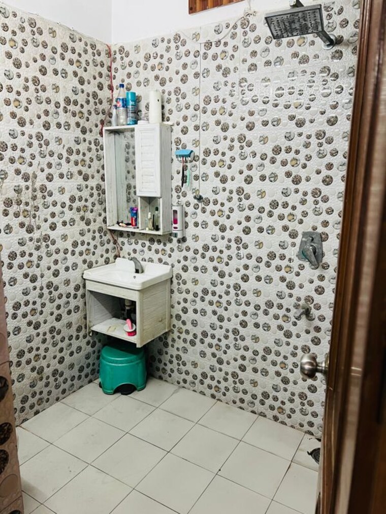 Bathroom, shastri nagar 3 Bedroom 1386 Sq.Ft. Builder Floor In Shastri Nagar Ghaziabad 9717008