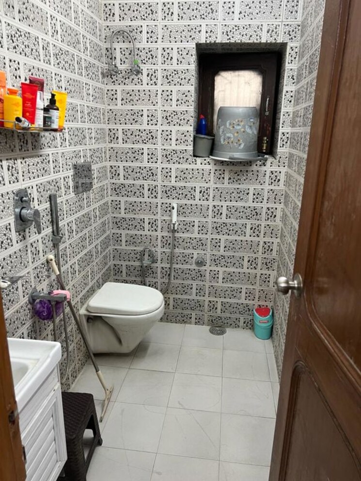 Bathroom, shastri nagar 3 Bedroom 1409 Sq.Ft. Builder Floor In Shastri Nagar Ghaziabad 9717010