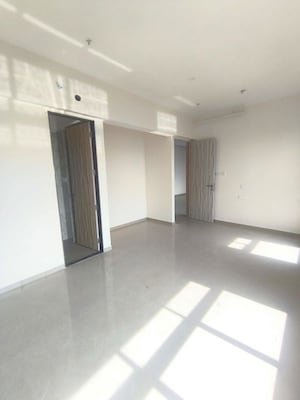 Room in 2.5 BHK Apartment at Mahaveer Solitaire Edge, Kandivali East – for Sale
