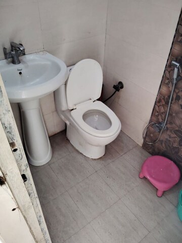 Bathroom in 1 BHK Builder Floor at Vasundhara Sector 16 – for Rent
