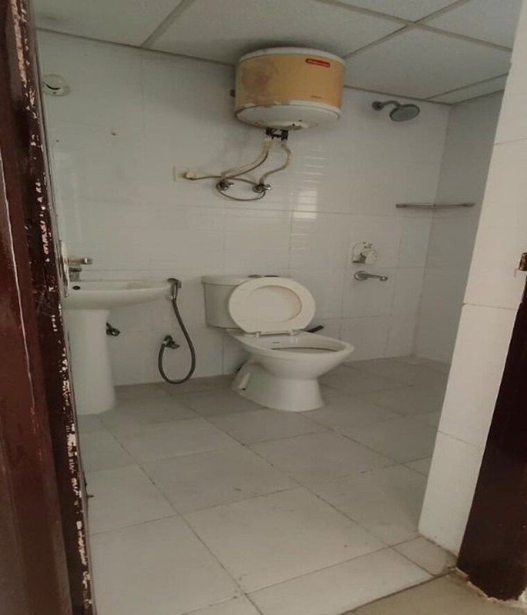 Bathroom, sector 51 2 Bedroom 930 Sq.Ft. Apartment In Sector 51 Noida 9718337