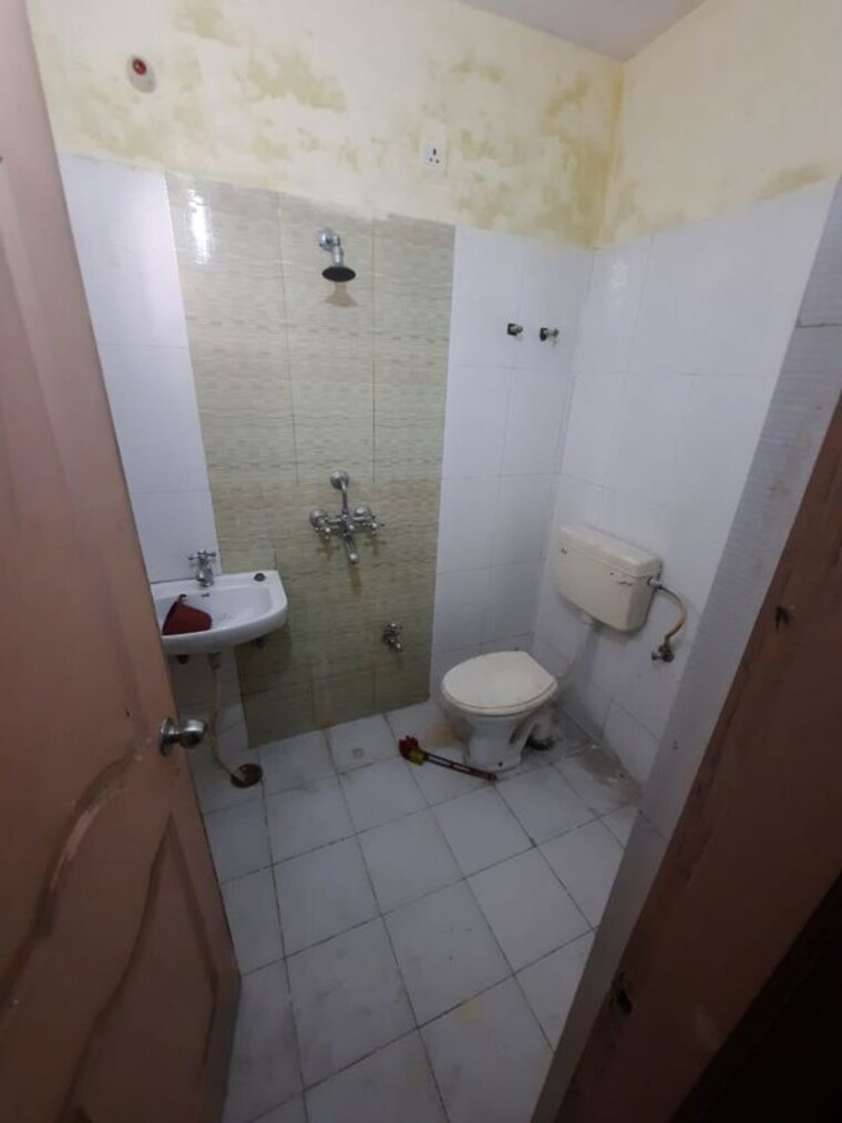 Bathroom, sigra 2 Bedroom 1100 Sq.Ft. Apartment In Sigra Varanasi 9718424