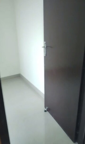 Room in 2 BHK Apartment at Amrapali Dream Valley, Tech Zone 4 Greater Noida – for Rent