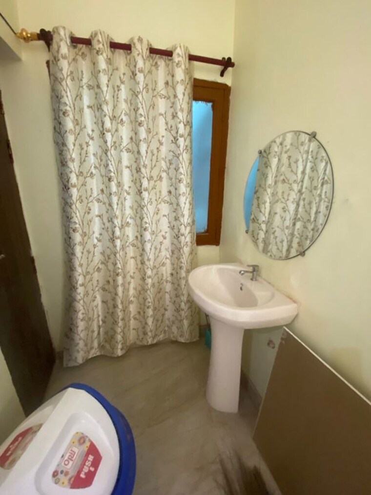 Bathroom, vikash khand Pg For Girls In Vikash Khand 9715064