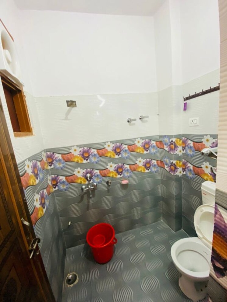 Attached Bathroom, vineet khand Pg For Girls In Vineet Khand 9713518