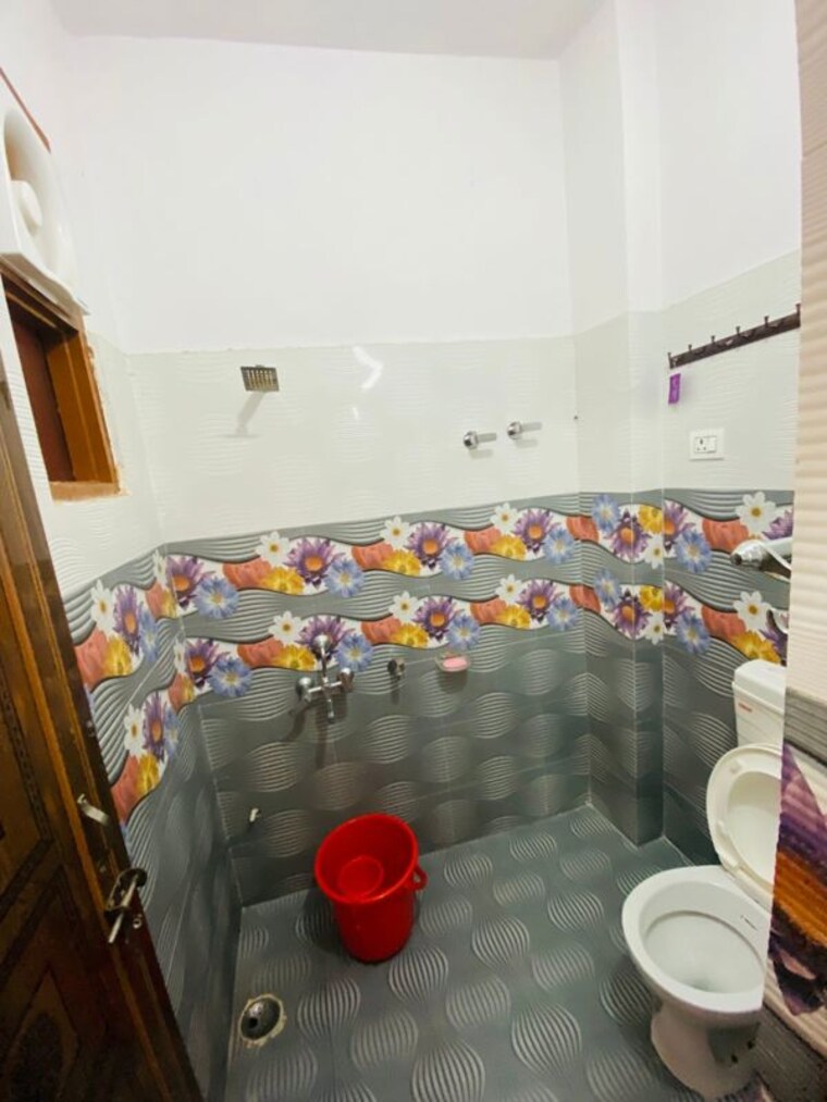 Attached Bathroom, vineet khand Pg For Girls In Vineet Khand 9713518
