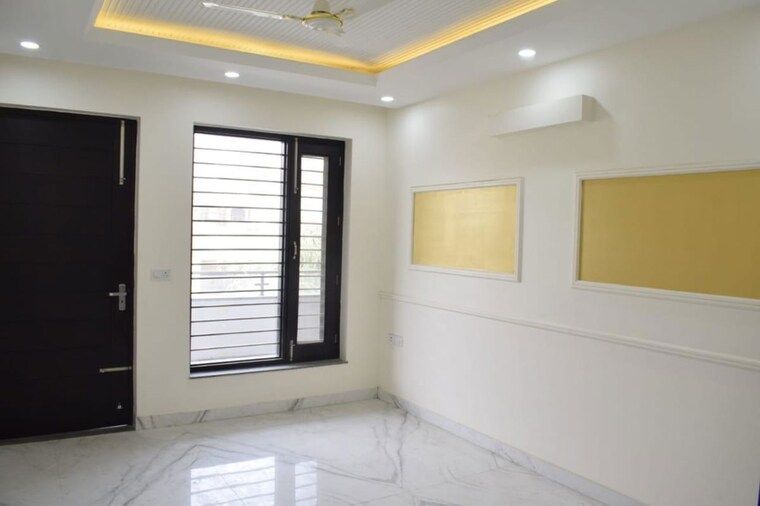 Room, sector 9 3 Bedroom 250 Sq.Yd. Builder Floor In Sector 9 Faridabad 8320741