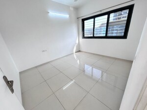 Room in 2 BHK Apartment at Amanora Gold Towers, Hadapsar – for Sale