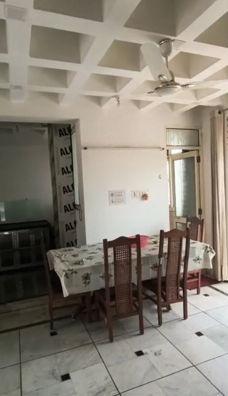 Living Room, sector 33 2 Bedroom 162 Sq.Mt. Builder Floor In Sector 33 Noida 9720068