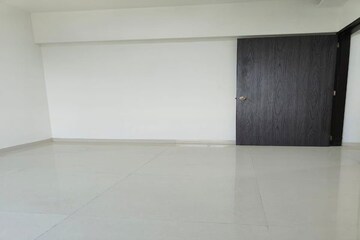 Room in 3 BHK Apartment at Alpha 1 Greater Noida – for Rent