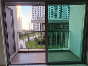 Room in 3.5 BHK Apartment at Kalpataru Immensa, Kolshet Road – for Sale