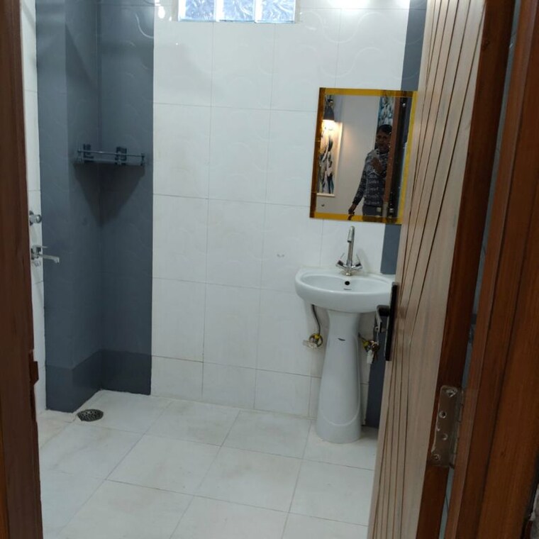 Bathroom, chattarpur 3 Bedroom 130 Sq.Yd. Builder Floor In Chattarpur Delhi 9720449
