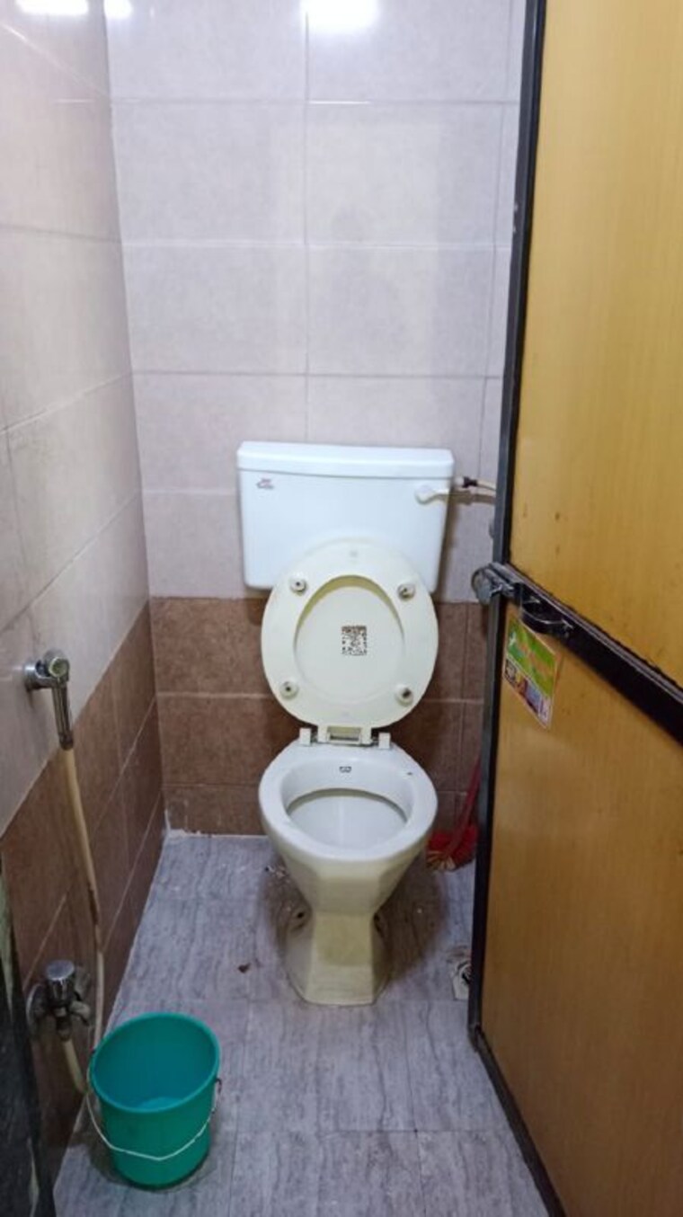 Bathroom, bandra west 1 RK 200 Sq.Ft. Apartment In Bandra West Mumbai 9720542