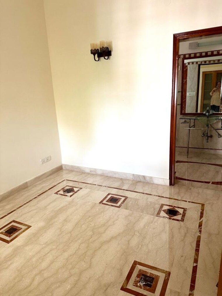 Room, sector 81 3 Bedroom 1510 Sq.Ft. Builder Floor In Sector 81 Faridabad 9720855
