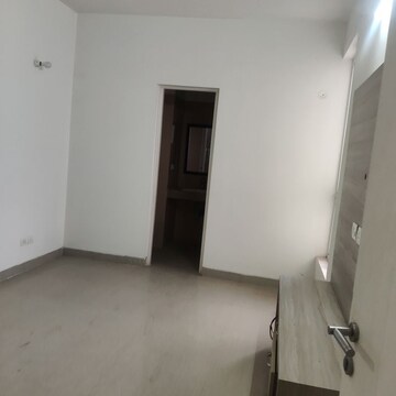 Room in 3 BHK Apartment at Emaar Emerald Estate, Sector 65 – for Rent