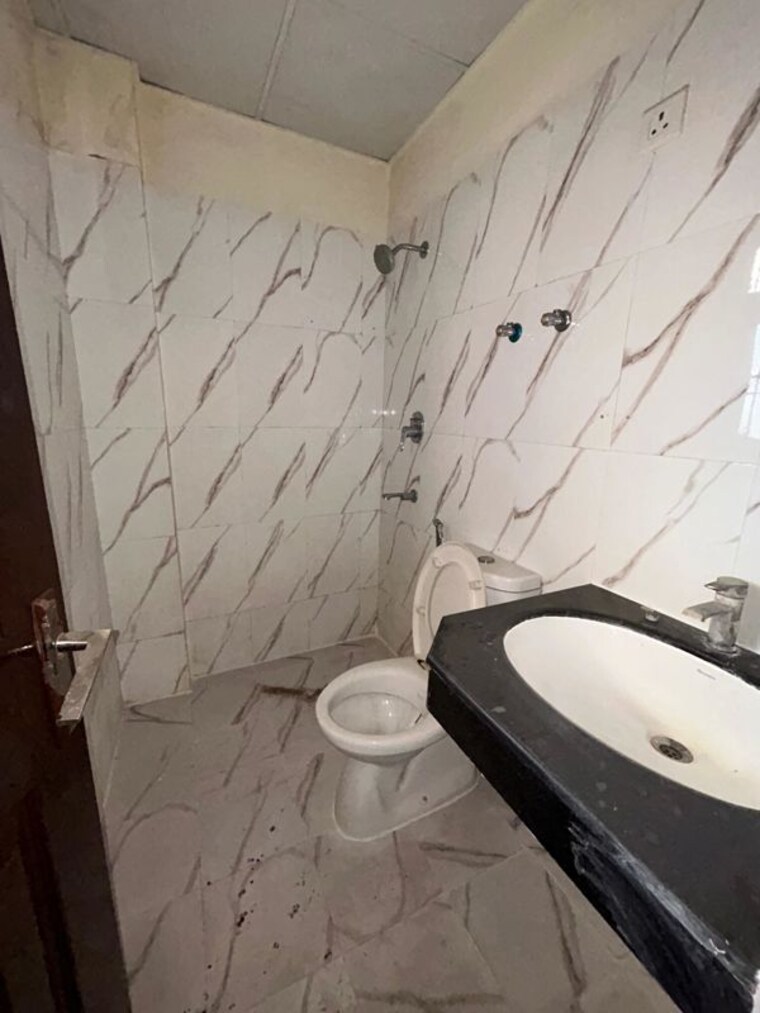 Bathroom, wave-executive-floors 2.5 Bedroom 135 Sq.Yd. Apartment In Wave City Ghaziabad 9720896