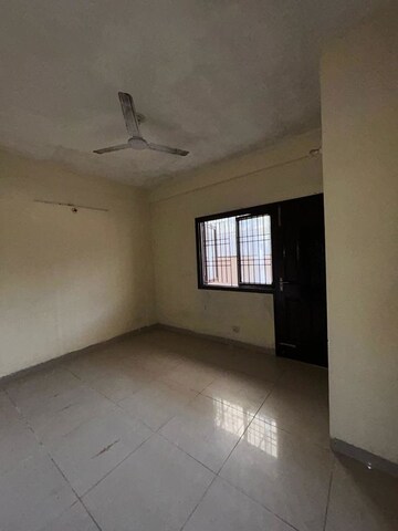 Room in 2.5 BHK Apartment at Wave Executive Floors, Wave City – for Rent