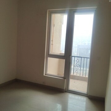 Room in 2 BHK Apartment at Emaar Emerald Estate, Sector 65 – for Rent
