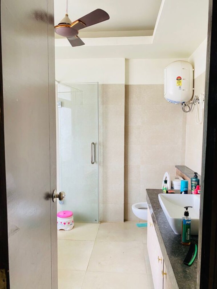 Bathroom, indiabulls-enigma 4 Bedroom 3400 Sq.Ft. Apartment In Sector 110 Gurgaon 9720949